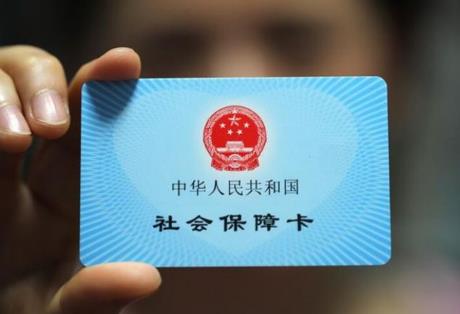 黑龙江省灵活就业人员社保缴费年限 一、职工养老保险(领取养老金缴费年限) 1、现行最低标准(2025—2029 年退休) 累计缴满 15 年,达到退休年龄即可按月领取养老金缴费可间断缴纳,年限累计不清零;外省职工养老、国企视同工龄均可合并计算 退休基础年龄:男性基准 60 岁、女性灵活就业基准 55 岁;2025 年起渐进延迟退休,最终男 63 岁、女 58 岁,可弹性提前 / 延后最多 3 年退休国企改制早年解除劳动关系女职工,满足条件最早可 50 岁退休 2、最低年限上调规划(全国统一落地黑龙江) 2030 年 1 月 1 日起逐年拉长领取最低年限:每年增加 6 个月 2039 年及以后办理退休:最低必须累计缴满 20 年才能申领养老金 3、退休年限不够处理办法 2011 年 7 月 1 日后首次参保(绝大多数年轻人) 到龄养老不足最低年限:不允许一次性补缴往年断缴空档,只能逐年往后顺延缴费,缴够年限再退休;65 岁仍未缴满,可转入城乡居民养老保险(待遇大幅下降) 2011 年 7 月 1 日前参保人员 年满退休年龄先延缴 5 年;依旧不够年限,剩余部分可一次性补缴补齐 4、补缴红线 个人自愿断缴的过往年份,一律不能往前补缴养老保险;仅当年内未缴月份可在年底补缴完毕 二、职工医疗保险(退休后终身免缴医保年限) 全省过渡期统一收紧标准,各地市细则略有差异,主流新标准:男 30 年、女 25 年硬性双重条件(灵活就业人员专属) 1、累计总年限:男累计缴费满 30 年、女累计缴费满 25 年(视同工龄 + 实际缴费合并计入) 2、本地实际缴费年限(实打实自己交钱) 哈尔滨、齐齐哈尔核心地市:灵活就业本地实缴≥15 年(单位职工只需 10 年) 大兴安岭、伊春、鸡西等地:本地实际缴费≥10 年即可 早年参保人员可暂时沿用旧标准:男 25 年、女 20 年过渡 年限不足两种解决方式(二选一) 1、退休时一次性补缴差额年限医保费用(最常用):按退休当年医保基数补齐,办结次月终身享受退休职工医保 2、退休后按月逐年缴纳职工医保,缴满规定总年限 + 实际缴费年限后,再办理医保退休 医保年限关键常识 1、省内、跨省职工医保缴费年限可转移合并累计; 2、城乡居民医保年限不能折算职工医保年限; 3、养老、医保年限相互独立,互不抵扣。 医保断缴影响 断缴>3 个月:无法补缴空档,重新参保设置6 个月报销等待期,期间住院不能报销;东北高寒地区慢病高发,不建议长期断医保。 三、分人群最优缴费年限规划 女性灵活就业 2029 年前即将退休:养老凑够 15 年底线;医保尽量缴满 25 年 + 本地实缴 15 年,规避日后补缴大额费用 35 岁以下年轻人:养老尽量连续缴 25~30 年(长缴远比拉高档次划算);医保不间断缴纳,攒够 25 年以上 男性灵活就业(退休更晚) 养老最低起步 15 年,长远建议缴 25 年以上;医保务必累计缴满 30 年、达标本地实际缴费年限,应对年限上调政策 四、省钱配套:4555 社保补贴拉长年限 女满 45 周岁、男满 55 周岁可申领黑龙江专属社保补贴,报销个人缴费 50%~60%,最长可领 3~5 年至退休;一边领补贴减负,一边持续缴费积攒年限,性价比最高。 五、避坑要点 缴满 15 年养老不要立刻停缴:养老金不再上涨,医保断缴失去大病保障; 未来养老最低年限涨到 20 年,越早连续参保越稳妥; 医保优先不断缴,避免等待期无法看病报销。