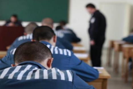 公职人员判刑后还有没有退休金和医保?